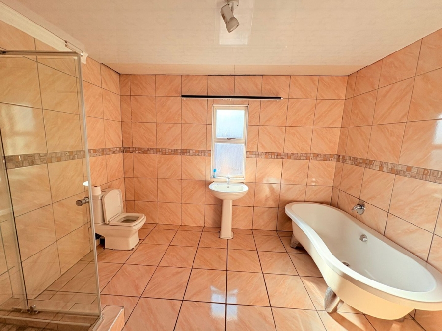 4 Bedroom Property for Sale in Sunnyridge Eastern Cape